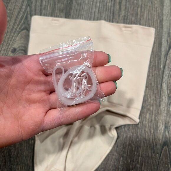 NWOT Skims Seamless Sculpt High Waist Thong Brief Shapewear Fitted Sand Size M - Picture 2 of 4